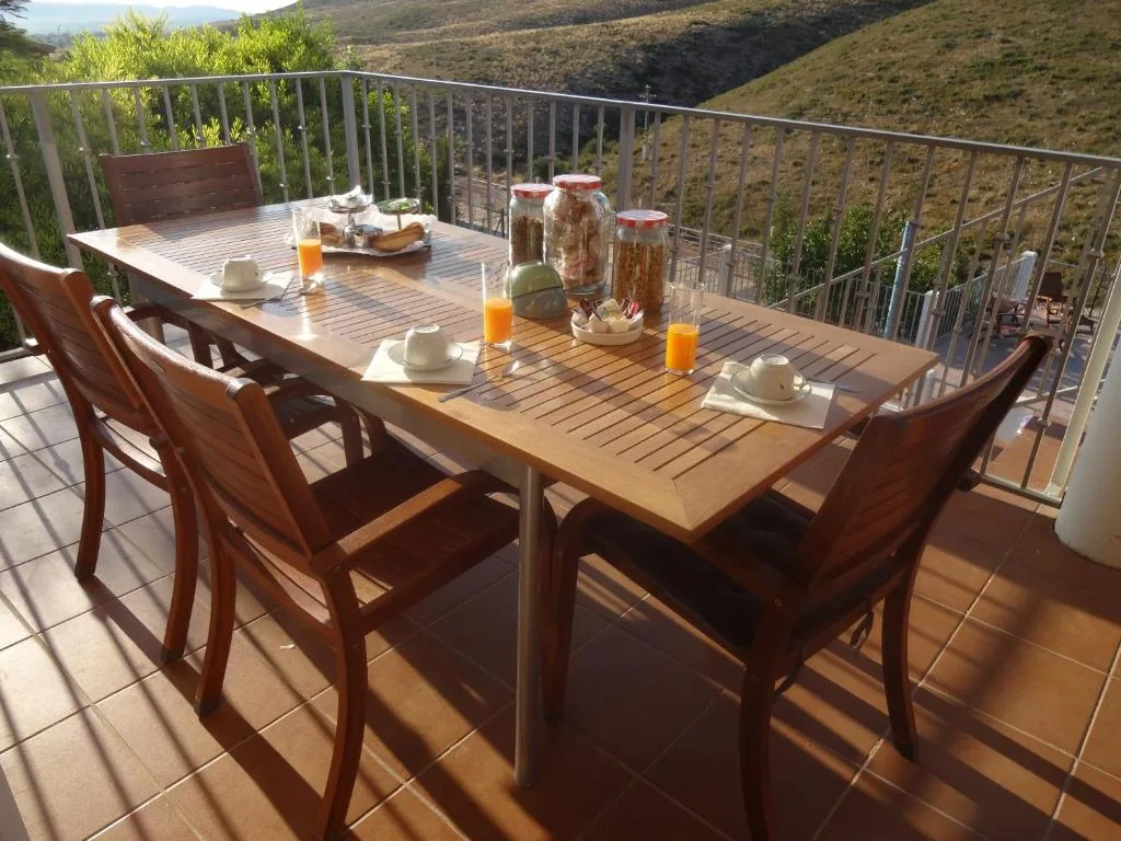Petit-déjeuner sur la terrasse vue montagne