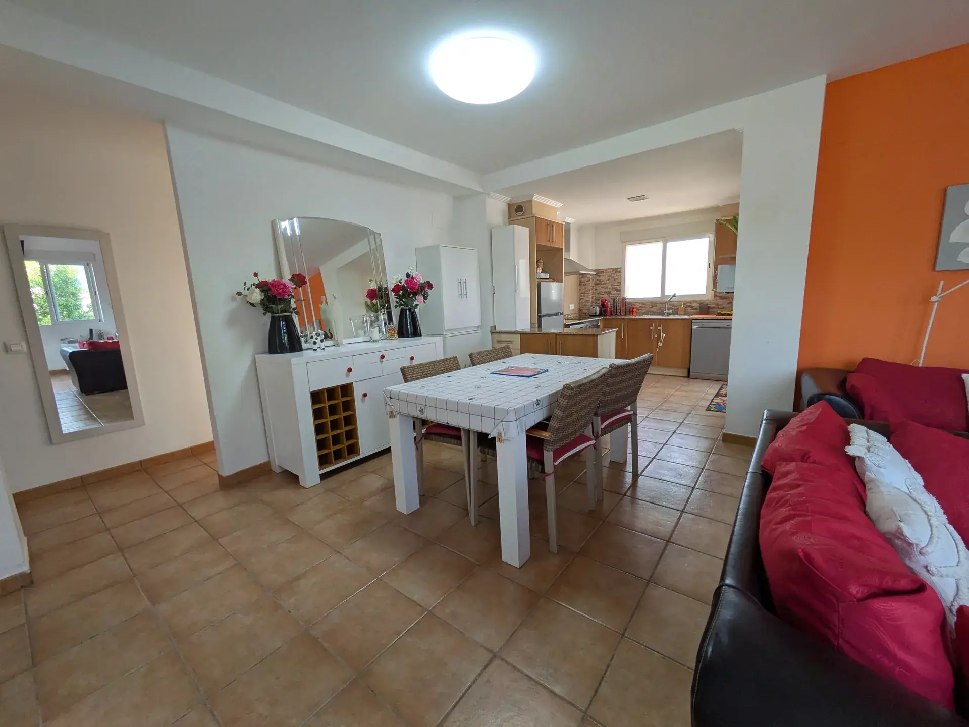 Salon et salle à manger ouverts sur la cuisine