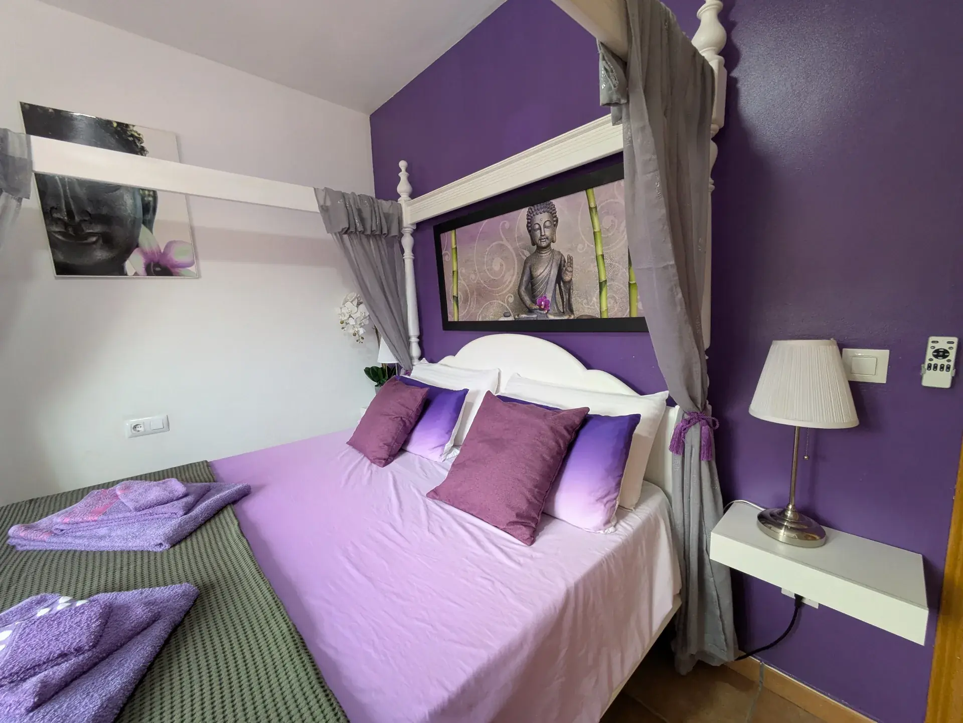 Chambre El Mirador — lit baldaquin et ambiance méditerranéenne