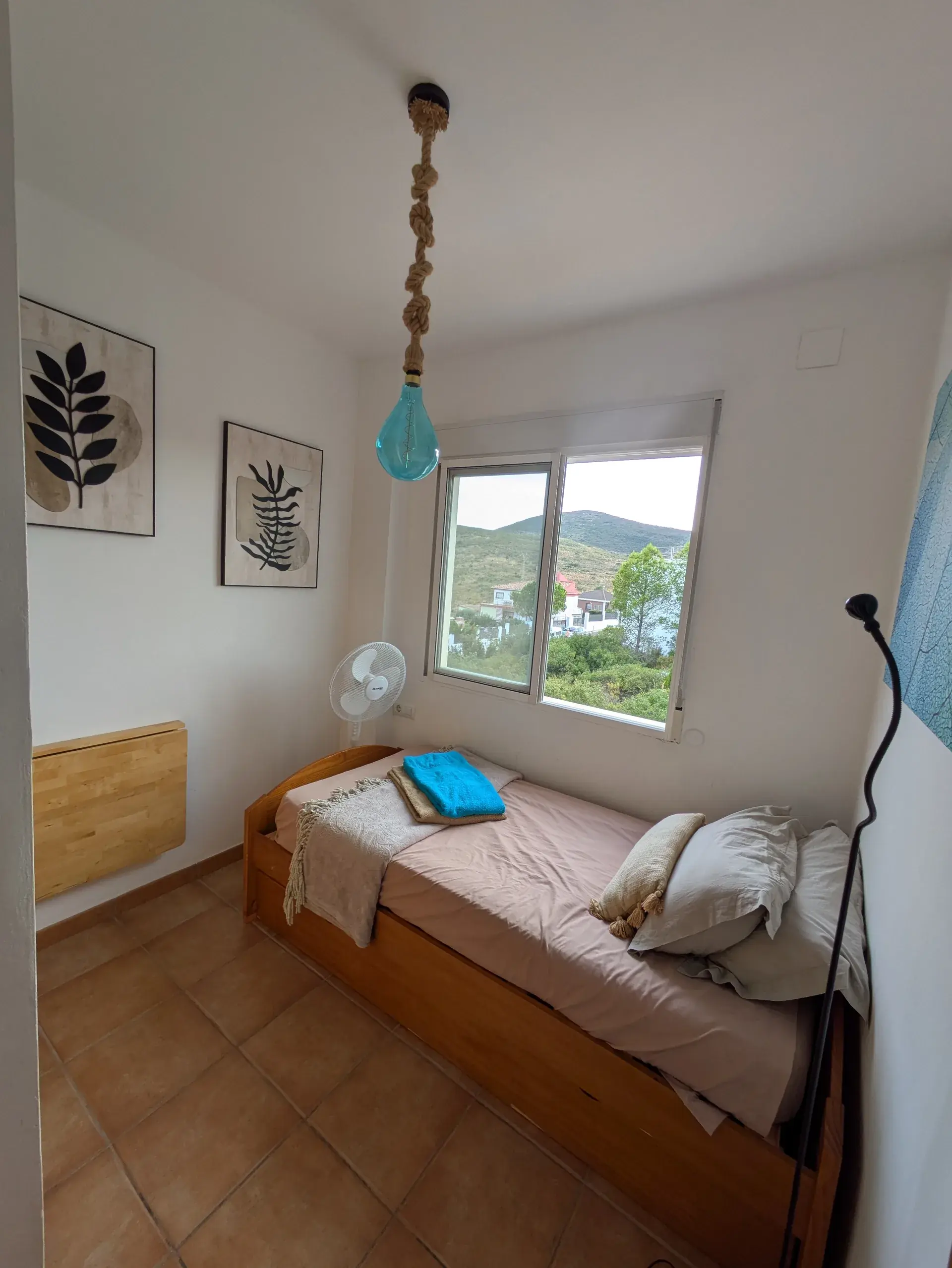 Chambre avec lit simple et vue montagne