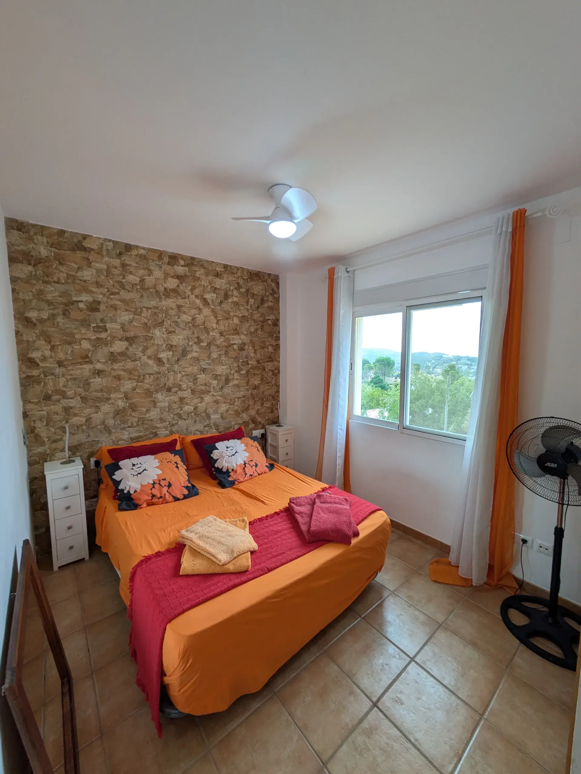 Chambre Los Pinos — lit double et mur en pierre naturelle
