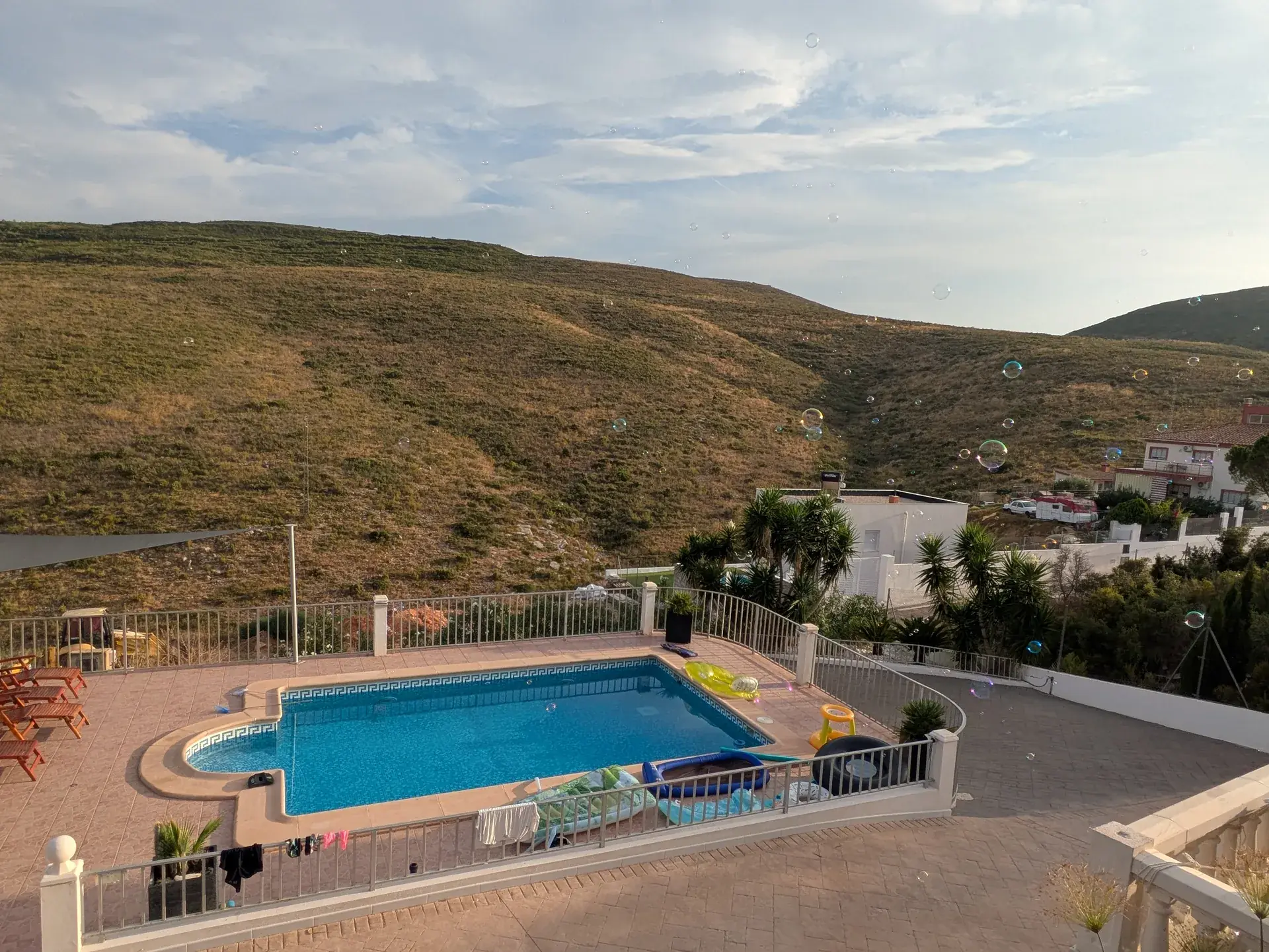 Piscine vue plongeante avec montagnes